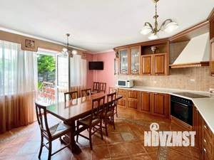 Таунхаус 337м², 2-этажный, участок 1 сот.  