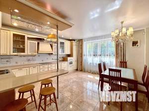 Дом 268м², 3-этажный, участок 3 сот.  